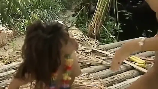 Tropikal cennette şehvetli lezbiyenler meyve oyunu