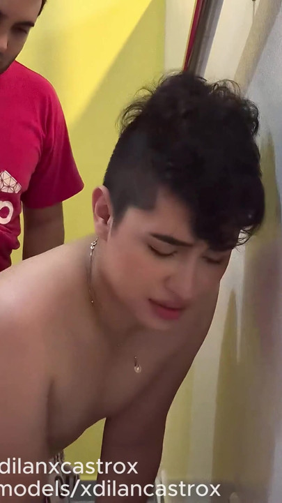 VAKKER HÅRLØS TWINK BLIR KNULLET BARBACK AV HÅRETE HETERO GIFT OG ENDER OPP FULL AV CREAMPIE SÆD. | Klipp 1
