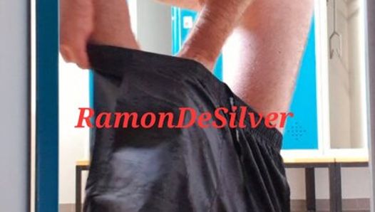 Meester Ramon komt de kleedkamer binnen en trekt zijn hete sexy satijnen korte broek aan, helemaal heet