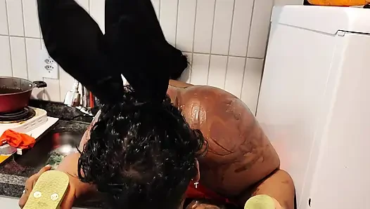Cüce Paskalya tavşanı tarafından sikiliyor