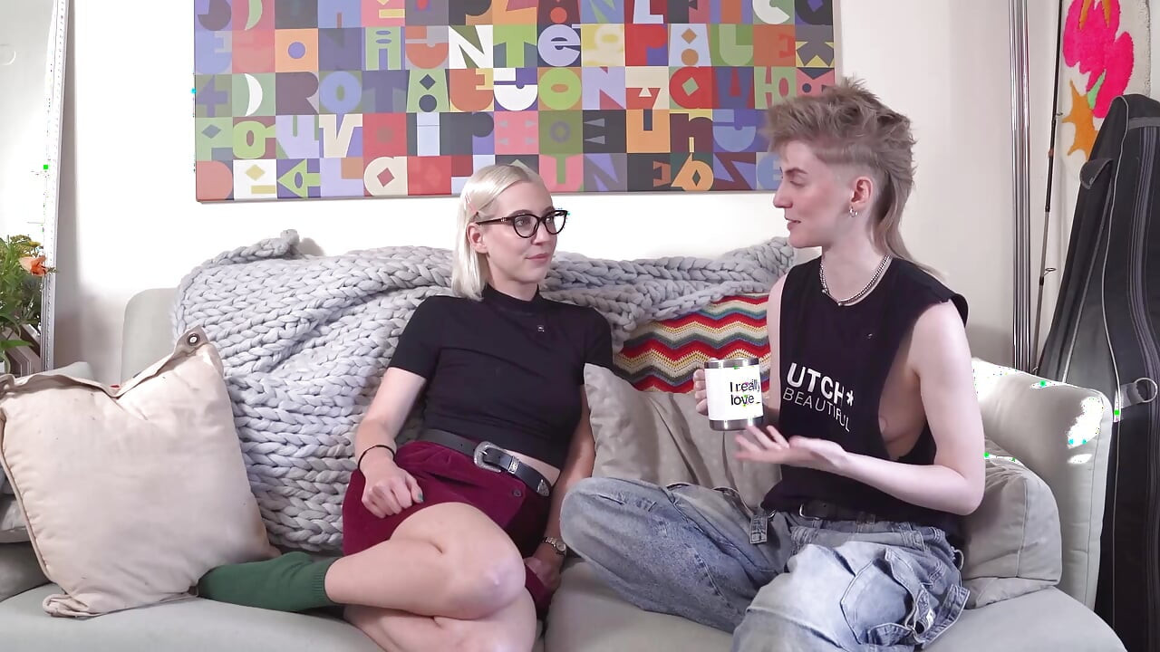 Annika yastıklarla sikişmeyi seviyor ve Mika onunla katılıyor