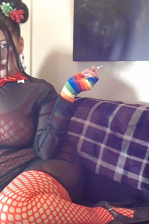 Dramatic smoking lesbian Milf