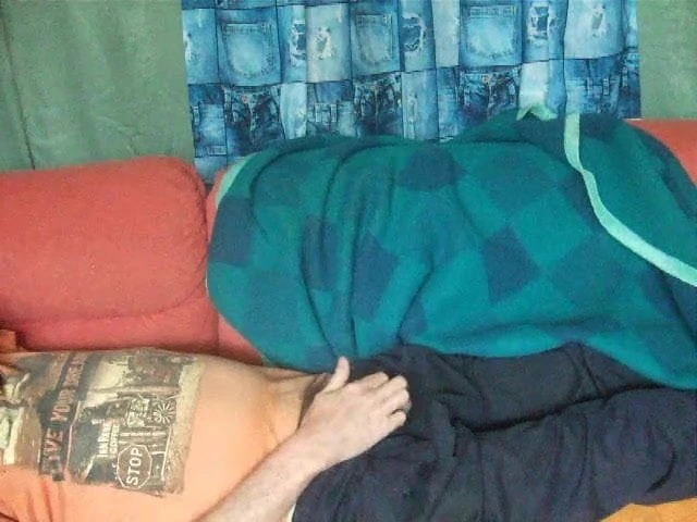 Unter der Decke onaniert - Spermasauerei