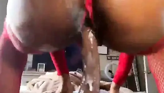 Сексуальная чернокожая крошка трахает пальцами ее киску