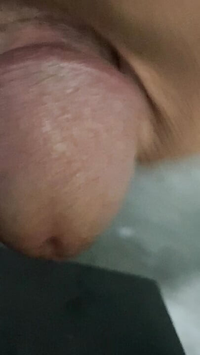 In the bathroom, there was a cock that was getting an erection, only knowing how to endure it, not having to do it