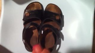 Mijn kleine pik sperma op vriendinnen sandalen