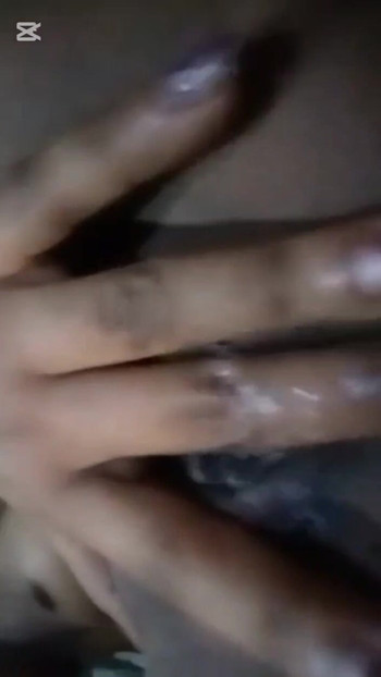 la mia figa stretta mi fa sditalinare nella mia stanza | Clip 1