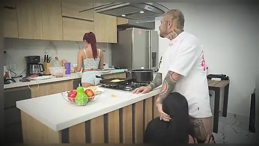 Alet Için Hevesli MILF, Mutfakta Üvey Kızının Önünde Sevişiyor