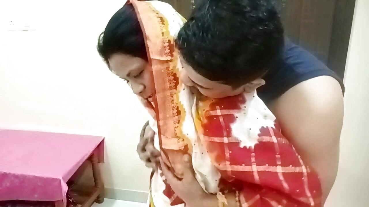 Un jeune beau-frère entre soudainement dans la chambre et baise en plein masti avec Priyanka bhabhi tout juste marié