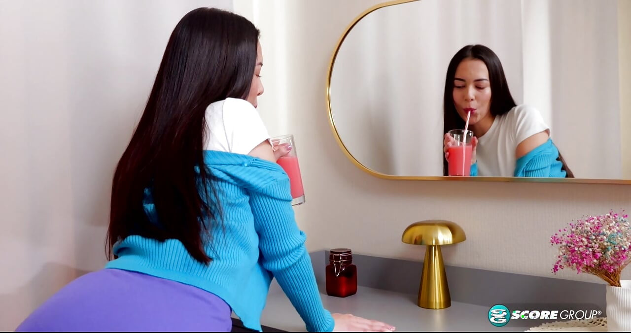 Lola Li, 18, jest klamrą z doskonałymi, dziarskimi kołatami