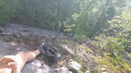 Calentamiento al aire libre en la cima de la montaña