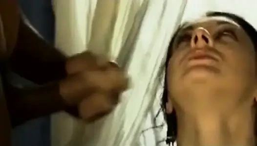 Olgun sarışın ateşli oyuncu seçmelerinde zonklayan büyük zenci gırtlağına kadar alıyor