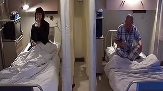 Une Brune Japonaise joue avec un mec à l’hôpital avant de chevaucher un gros jouet