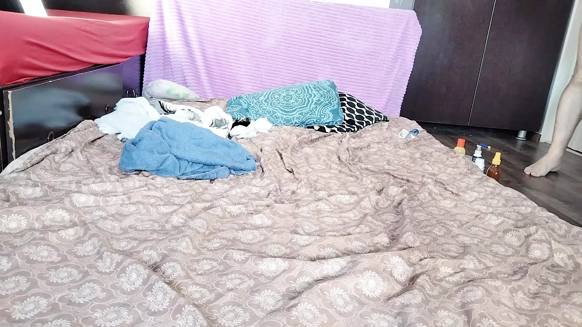 My wife gives me a handjob until I cum. Amateur couple, crazy sex in the bedroom.