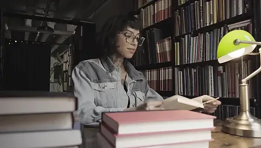 Büyük götlü büyük memeli sürtük kütüphanede yabancının içine boşalmasına izin veriyor ravyn alexa peter hooke