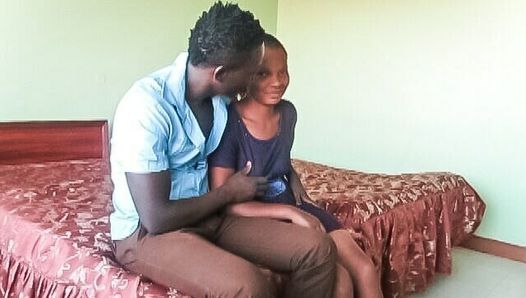 Первое секс-видео симпатичной африканской пары в домашнем любительском видео
