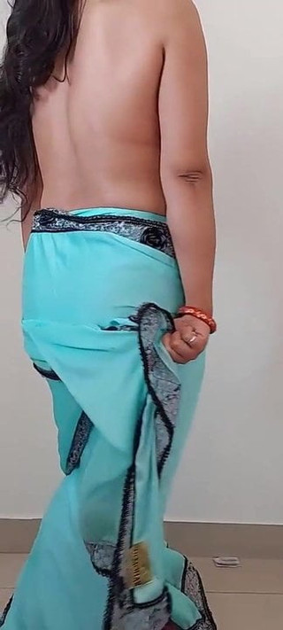 Sexy desi bhabhi s'exhibe