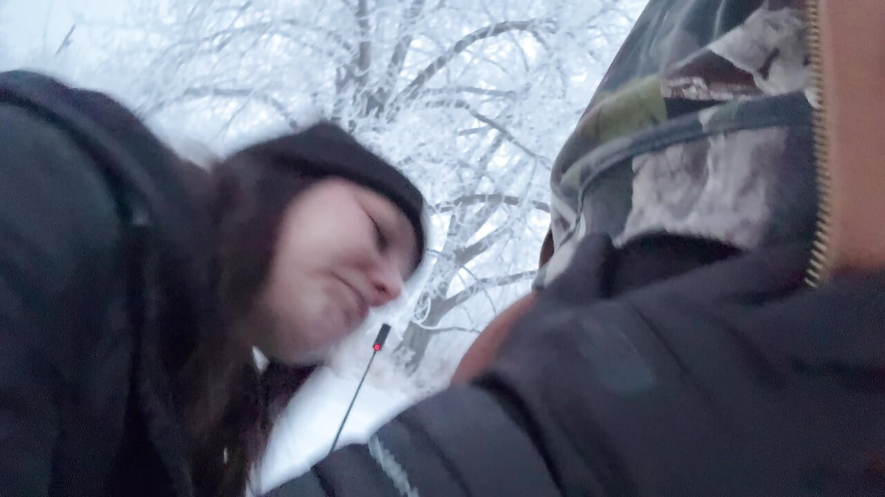 Aautdor larki lagabhag barph men jordar lnd leti pakari gee