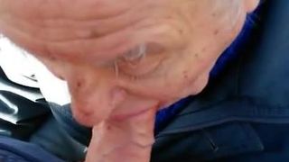 80歳のおじいちゃんが私をしゃぶる