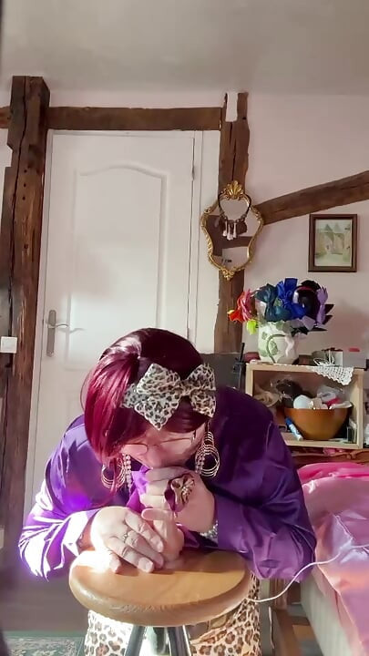Dressed in a little leopard skirt to suck a dildo