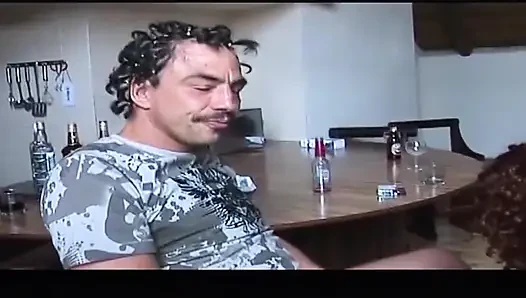Zenci hatun büyük zenci yarağını gırtlağına kadar alıyor ve dölle damlıyor