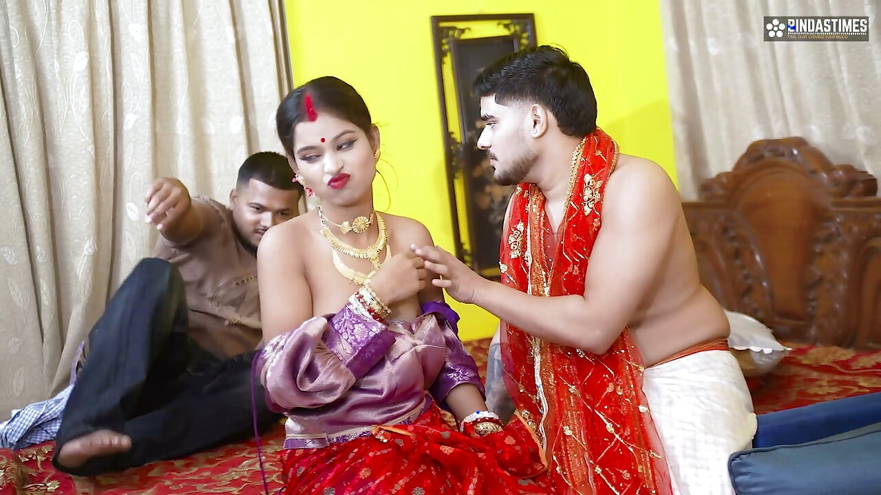 Joven esposa desi recién casada follada por su Jeth delante de su marido, que se convierte en un trío anal (Audio en hindi)