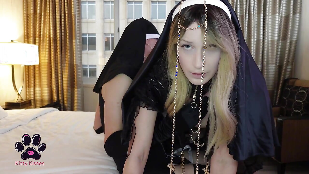 İki seksi rahibe