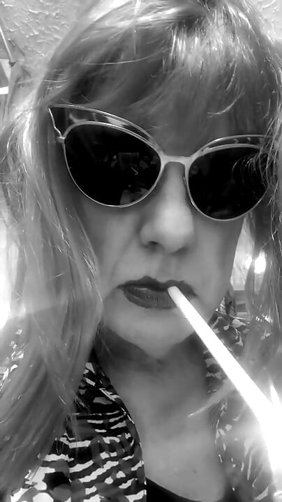 SMOKING VS120 MENTHOLS IN THE BATHROOM - PINK WIG, BLACK GLOVES