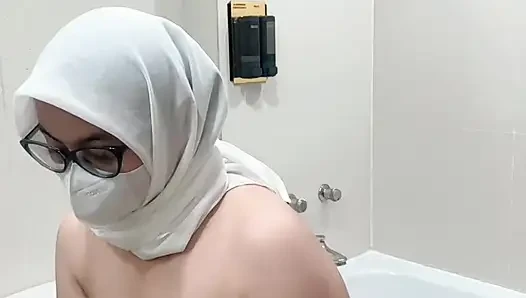 Gadis kebaya hitam mencukur jembut dan bulu ketiak