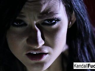 Kendall слишком развлекается, намочив ее киску