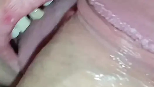 Ibu tiriku yang baru datang mengunjungiku malam-malam dan nyepong kontolku sampai aku crot di mulutnya.