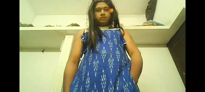 Indian shemale exposing boobs and shakeing huge ass