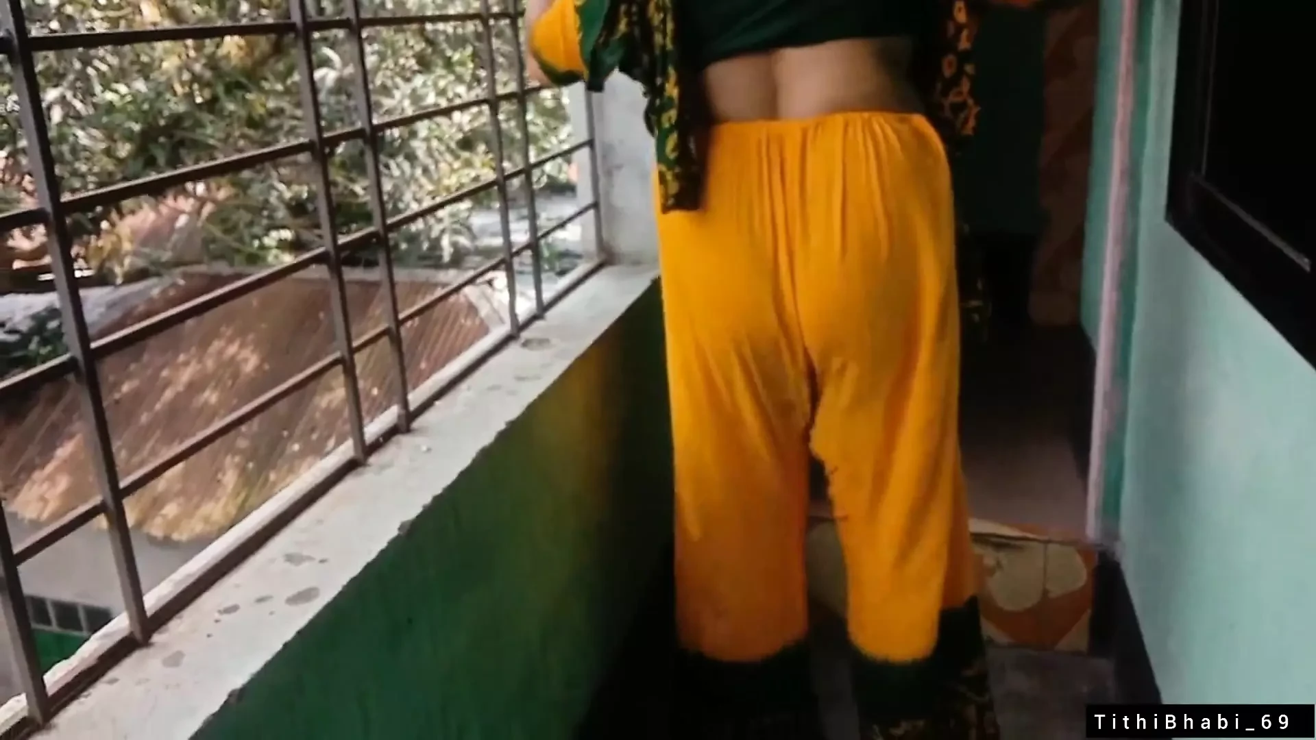 Indiana tia fode com o namorado em casa