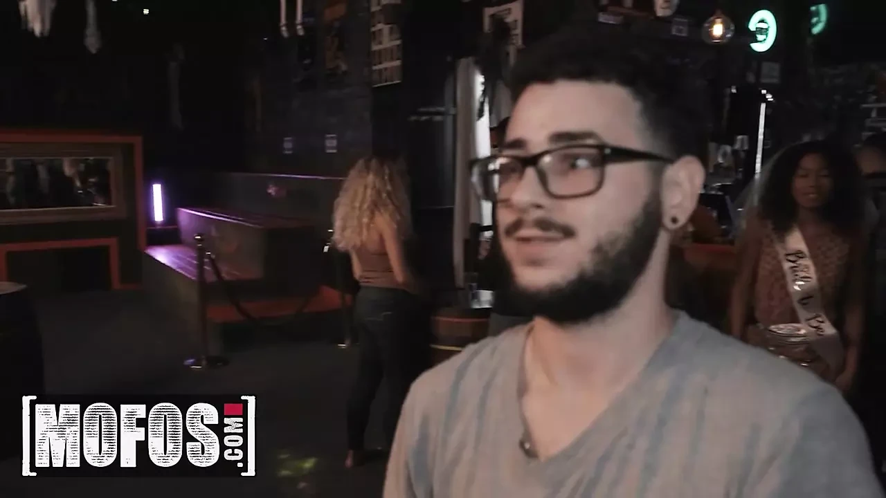 MOFOS - Noiva de Be Skyla Sun tem a melhor festa de despedida de solteira enquanto chupa um pau grande com sua amiga Dani Diaz