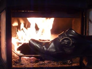 暖炉の中で妻の茶色のバックル靴を焼く