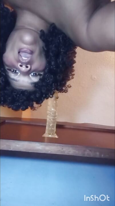 Caliente morena chupa y se masturba con su dildo