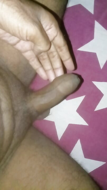 A hand job working at home by jerking the penis felt relaxed and mind fresh when cumshots came out.