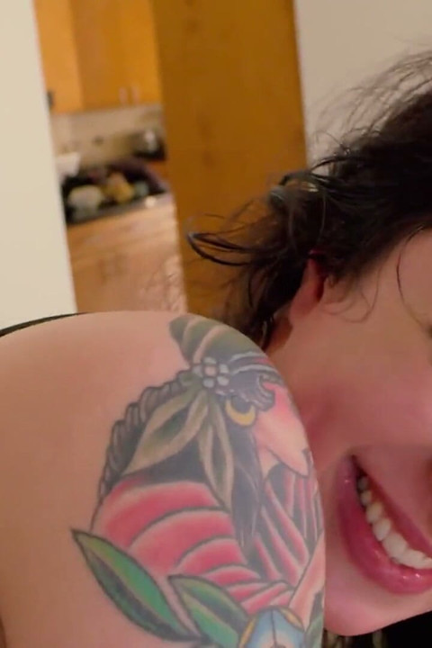 Tätowierte Dollie darkko wird von einem großen schwanz von James Deen anal gefickt