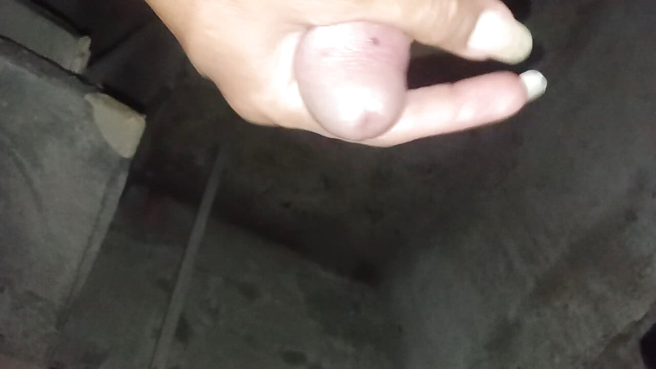 我在玩我的雞巴，然後在水槽上撒尿