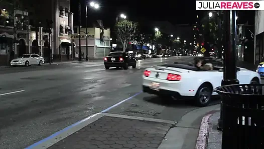 Schätzchen streichelt kitzler, während der liebhaber ihre enge muschi tief fickt