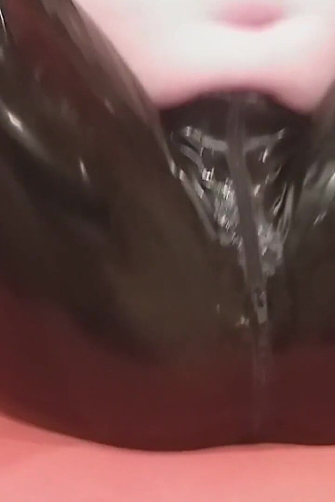 Une jolie mamie insère un gode avec relish