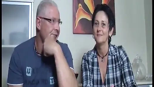 Встреча соседа вчетвером - возбужденные немецкие соседи обмениваются и трахаются грубо с минетами и трахом пальцами