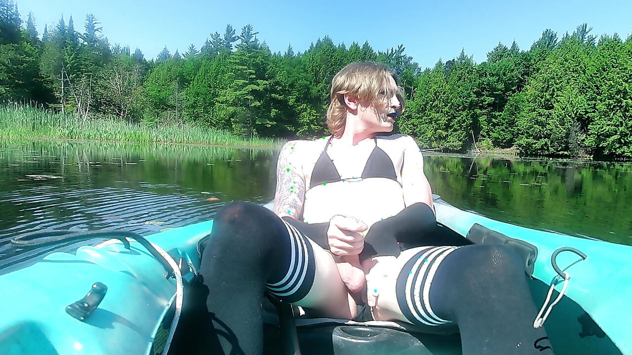 Femboy blonde gothique à la fraise en bikini noir et chaussettes à la cuisse, séance de kayak nature - éjaculation en solo dans une crique