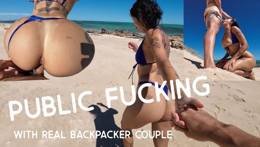 真正的背包客女友在澳大利亚公共海滩天堂性交！