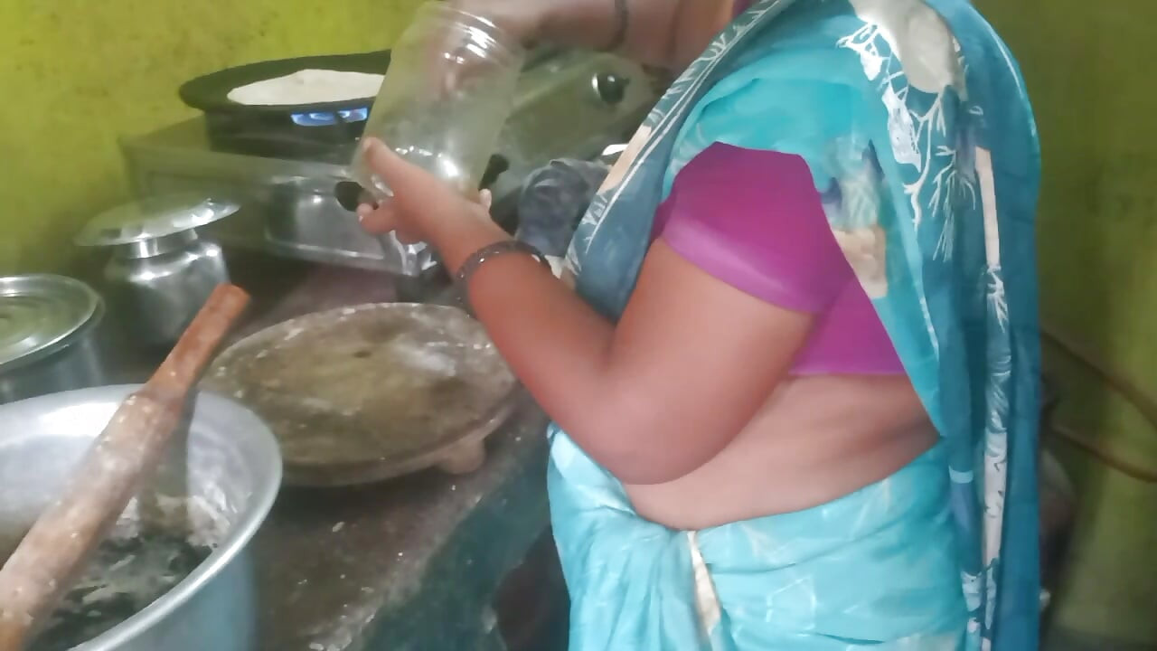 Sexo de dona de casa indiana de Kerala na cozinha enquanto cozinha