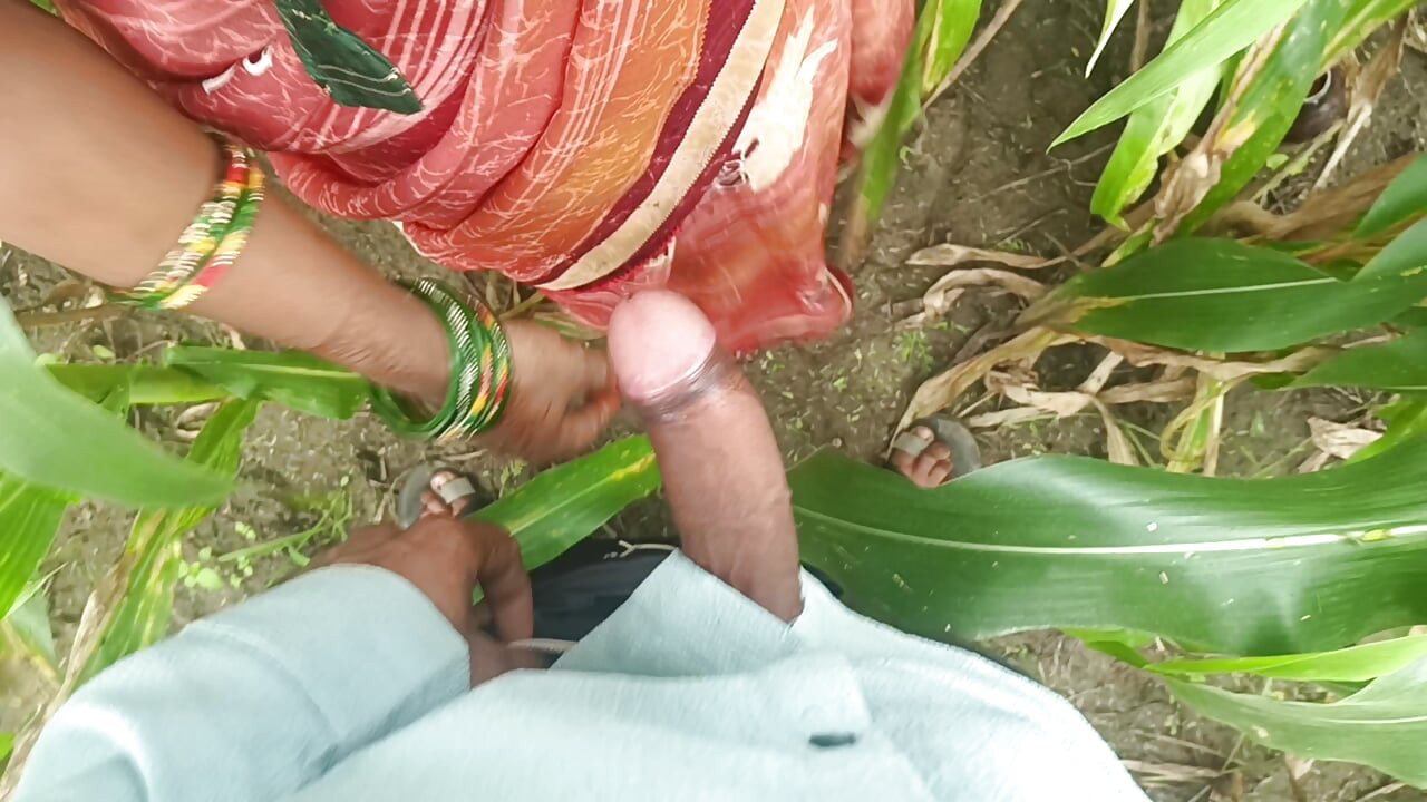 Sister-in-law called me to the field of maize today and sister-in-law sucked my cock and removed the water, then I picked up sister-in-law's two legs and fucked my sister-in-law loudly.