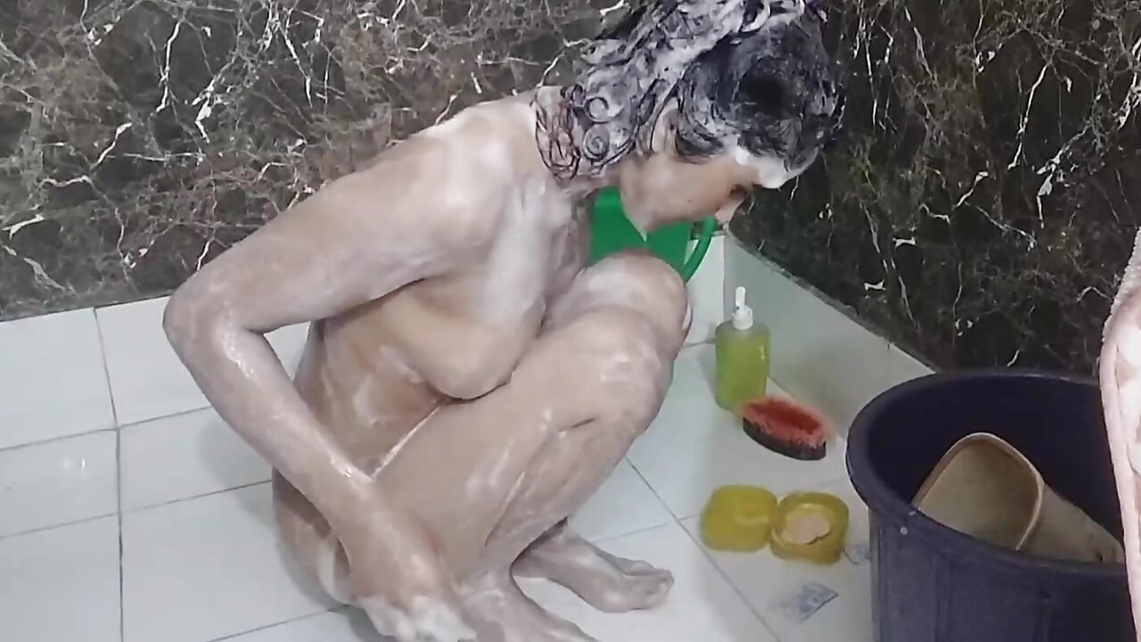Bhabhi ka chupke se bathroom wala video bna liya