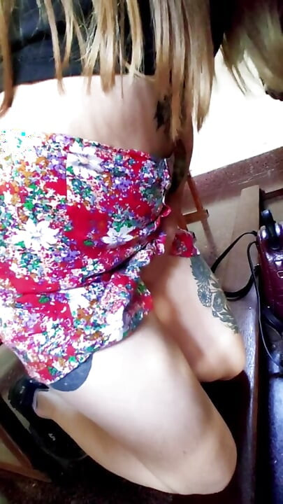 好色女孩在教堂裡用她的貓咪而不是上帝思考