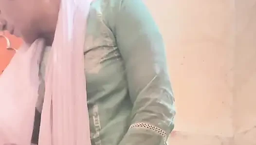 Elbisemi çıkarıyorum ve edepsiz bir duş alıyorum.