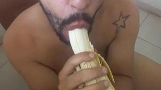 Ich lutschte die Banane und genoss es lecker